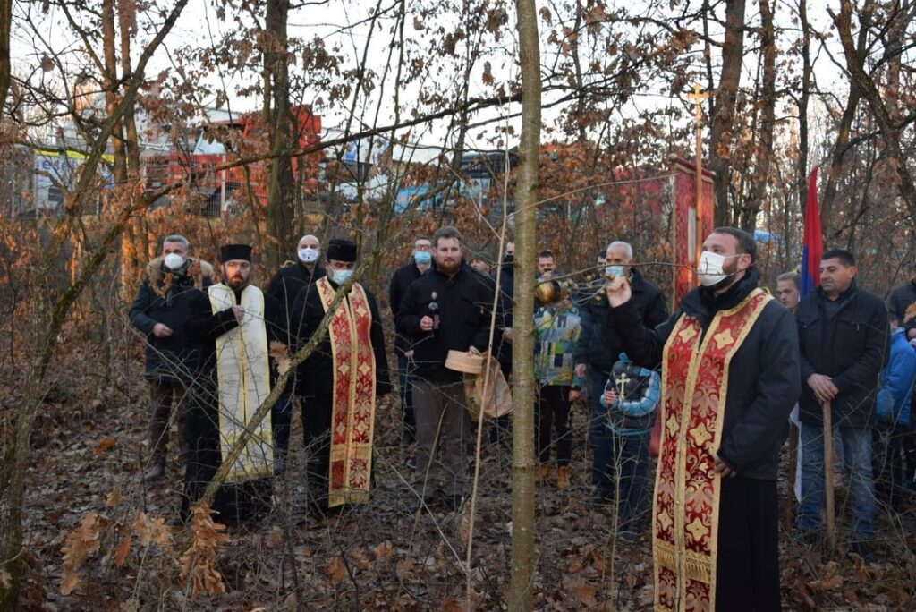 Predstavnici gradskog rukovodstva odsekli badnjak u Prijevoru (FOTO