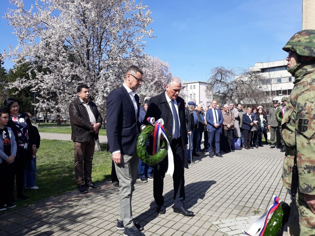 Slika broj 1801040. Položeni venci u znak sećanja na žrtve NATO bombardovanja Čačka
