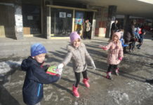 Divan dan u Čačku: Živi lanac mališana preneo knjige iz stare u novu biblioteku (FOTO)