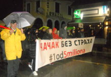 Uprkos jakoj kiši, više stotina Čačana u šestoj protestnoj šetnji (FOTO)