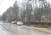 Pauk vozilo sklanja automobile sa parkinga zbog vađenja panjeva u Ulici Veselina Milikića