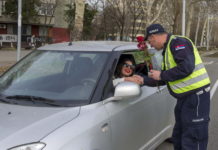Saobraćajci poklanjali cveće ženama vozačima