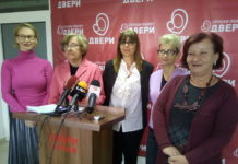 Dveri: Aktivistkinje SNS obrukale sve žene u Srbiji izvođenjem igrokaza sa vikanjem i padanjem u nesvest