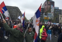 Počelo okupljanje građana ispred Narodne skupštine, Parezanović sa kolegama iz SNS na stepenišu zgrade (FOTO)
