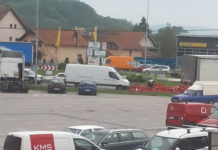 Na kružnom toku u Preljini iz prikolice kamiona ispale gajbe (FOTO)