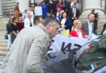 Šešeljev batinaš bejzbol palicom udario funkcionera Dveri, na meti bio i Boško Obradović