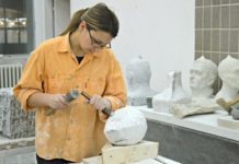 Mlada vajarka iz Čačka izlaže radove na godišnjoj izložbi FLU