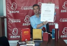 Obradović pokazao diplome i pozvao Stefanovića da i on pokaže svoje