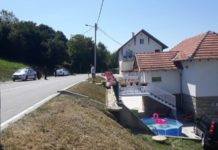 “Pasat“ udario u parkirana vozila, jedno završilo u dvorištu tik pored bazena u kom se kupalo dete