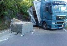 Saobraćajna nezgoda na magistrali u Međuvršju, iz kamiona ispali ogromni mermerni blokovi