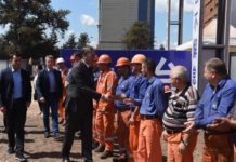 Vučić otvara fabrike, a privreda opada