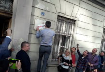 Boško Obradović zalepio parolu “Bojkot“ na zgradu Privrednog suda u Beogradu