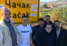 Vuk Jeremić i dr Radojević zalepili nalepnice sa natpisom “Bojkot“ na ulazu u Čačak