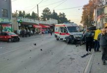 Sudar taksija i hitne pomoći kod bolnice, dvoje povređeno (FOTO)