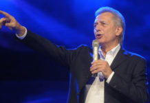 Miroslav Ilić nastupa na Gradskom trgu za doček srpske Nove godine
