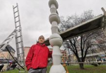 “Beskonačni stub“ od klozetskih šolja naslaganih jedna na drugu kao umetnička instalacija u centru grada