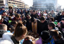 Deca izvukla dukate u tradicionalnom lomljenju česnice u organizaciji Nove Srbije