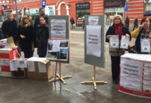 Performans Saveza za Srbiju: Politička pijaca ispred zgrade Skupštine