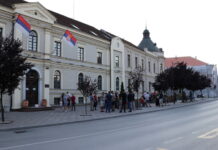 Dvadesetak Čačana na trećem protestu ispred Gradske uprave (FOTO)