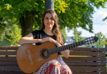 Gitaristkinja Amalia Miler u Likovnom salonu Doma kulture