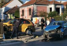 Direktan sudar u centru Čačka, auto uleteo u dvorište