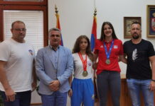 Osvajačice medalja na svetskom i evropskom prvenstvu za juniorke na prijemu kod gradonačelnika