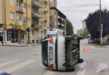 Sudar na raskrsnici Nemanjine i Kneza Miloša, od siline udara jedan auto se prevrnuo