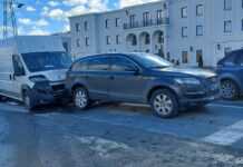 Kombi izazvao sudar na kružnom putu, oštećena tri vozila
