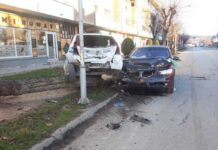 Težak karambol u Ulici Bate Jankovića: Dva vozila se zakucala u drvo, koje je od siline udara palo na trotoar