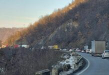 Teretno vozilo otkačilo se sa plato-prikolice i sletelo u jezero Međuvršje