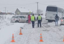 Sudar automobila i autobusa na putu u Zablaću, vatrogasci sekli kola da izvuku vozača