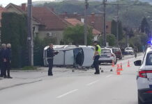 Dostavno vozilo izletelo na trotoar i prevrnulo se u Ulici vladike Nikolaja Velimirovića