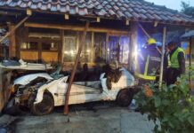 Karambol u Pakovraću: Dve osobe povređene u lančanom sudaru, automobil uleteo u kafanu