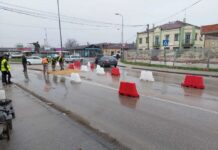 Izlila se šahta kod kružnog toka u Ljubiću, usporen saobraćaj