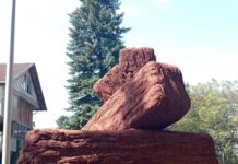 Na gradskom bedemu završni radovi na postavljanju skulpture “Raspon u tenziji“ Olge Jevrić