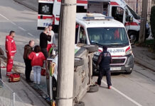 Žestok sudar na raskrsnici Obilićeve i Solunske: Prevrnuo se taksi, troje povređenih