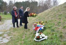 Istoričar Predrag J. Marković položio vence u Čačku i održao predavanje u prostorijama SPS-a