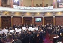 Parlament konstituisan uz zvižduke, transparente i međusobne uvrede, opozicija položila zakletve u holu