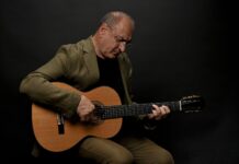 Poznati čačanski muzičar Zoran Branković nastupa u kafeu “Enigma“