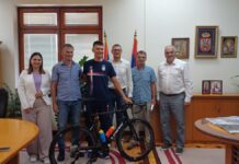 Predstavnici lokalne samouprave Ognjenu Iliću uručili bicikl na kojem će se takmičiti na Olimpijskim igrama u Parizu