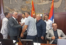 Tenzije u Skupštini: Vitomir Ćalović prekinuo sednicu, Trifunović traži da predsedavanje preuzme sledeći najstariji odbornik