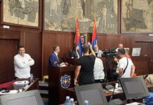 Verbalna prepucavanja, uvrede i odgurivanja u Skupštini Čačka, odbornici vlasti preuzeli govornicu i verifikovali mandate