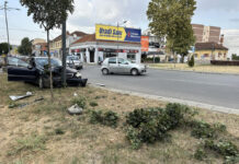 Udes na kružnom toku u Ulici Bate Jankovića, “mercedesom“ se “zakucao“ u banderu