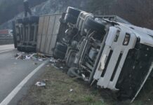 Prevrnuo se šleper u Bresnici