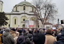 Više hiljada Čačana na protestu “Čačak je ustao“, incidenti ispred prostorija SNS-a