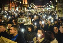 Ovako je u petak bilo na protestu ispred Gimnazije (FOTO GALERIJA)