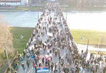 Nezadovoljni Čačani na poziv prosvetnih radnika danas blokirali dva mosta na Moravi