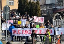 Protest prosvetara u Gornjem Milanovcu: Nije lako al’ je jako!