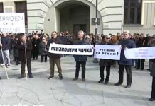 Grupa čačanskih penzionera za protestnom skupu ispred Gimnazije pružila podršku studentima