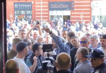 Neredi ispred zgrade Skupština grada, Trifunovića pogodilo jaje, odbornici opozicije napustili sednicu posle dvočasovne blokade (FOTO)